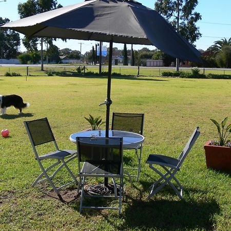 Settlement Motor Inn Deniliquin Buitenkant foto