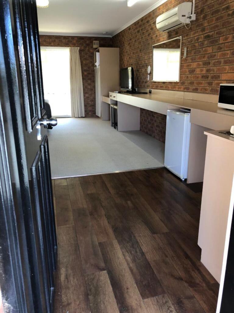 Settlement Motor Inn Deniliquin Buitenkant foto